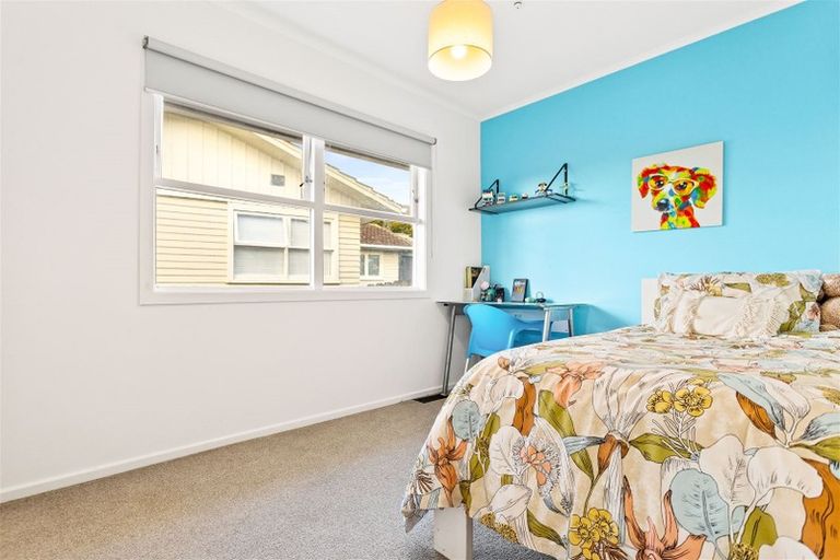 Photo of property in 27 Gill Avenue, Te Atatu Peninsula, Auckland, 0610