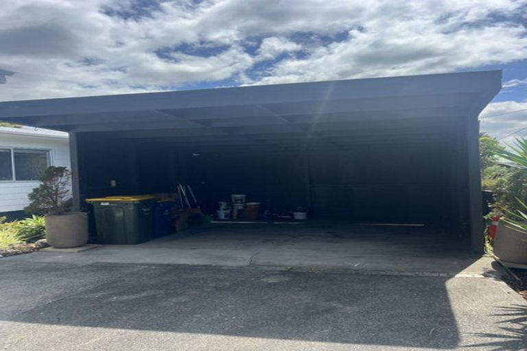 Photo of property in 9 Bishop Street, Green Bay, Auckland, 0604