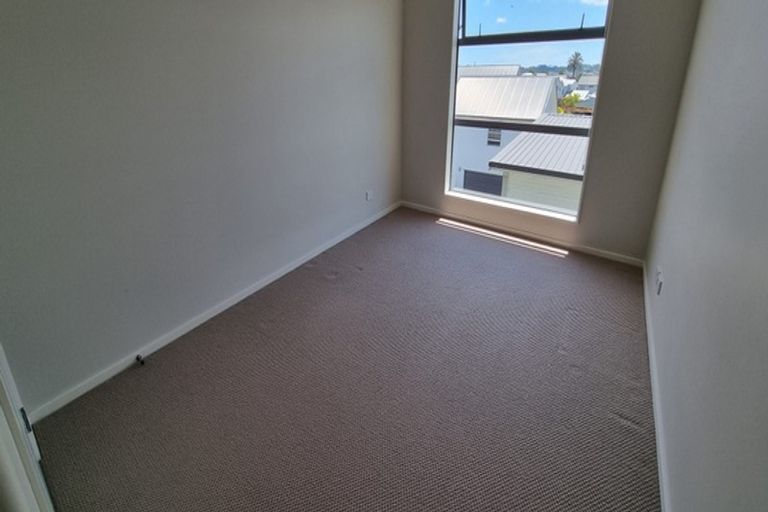 Photo of property in 17 Barbados Drive, Unsworth Heights, Auckland, 0632