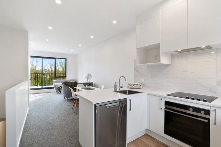 Photo of property in 3 Meg Lane, Glen Eden, Auckland, 0602