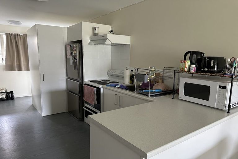 Photo of property in 2/242 Great North Road, Henderson, Auckland, 0612