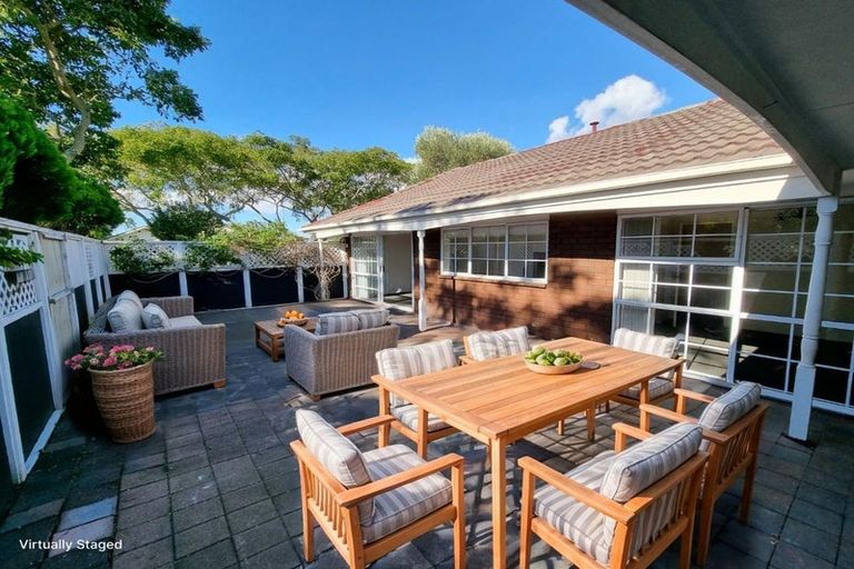 Photo of property in 2 Framalda Place, Conifer Grove, Takanini, 2112