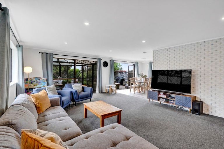 Photo of property in 17 Caledonia Place, Highlands Park, New Plymouth, 4312