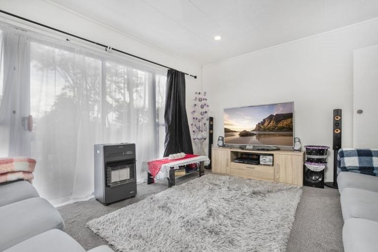 Photo of property in 64 Reynella Drive, Massey, Auckland, 0614