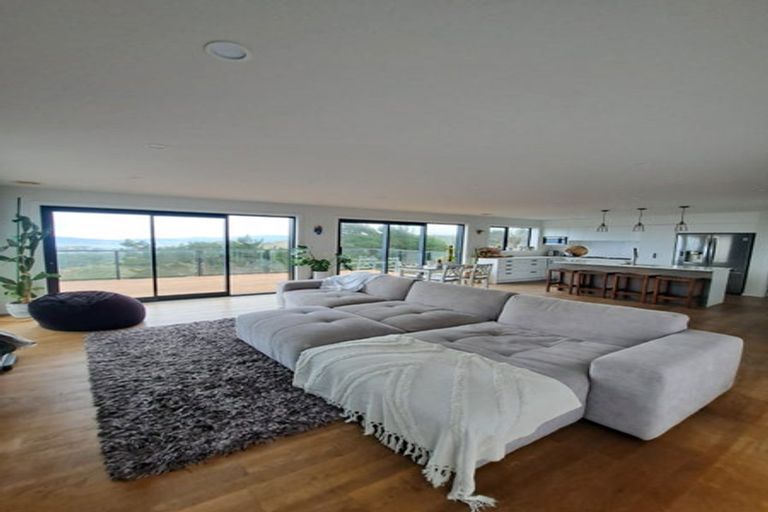 Photo of property in 16 Piper Way, Newlands, Wellington, 6037