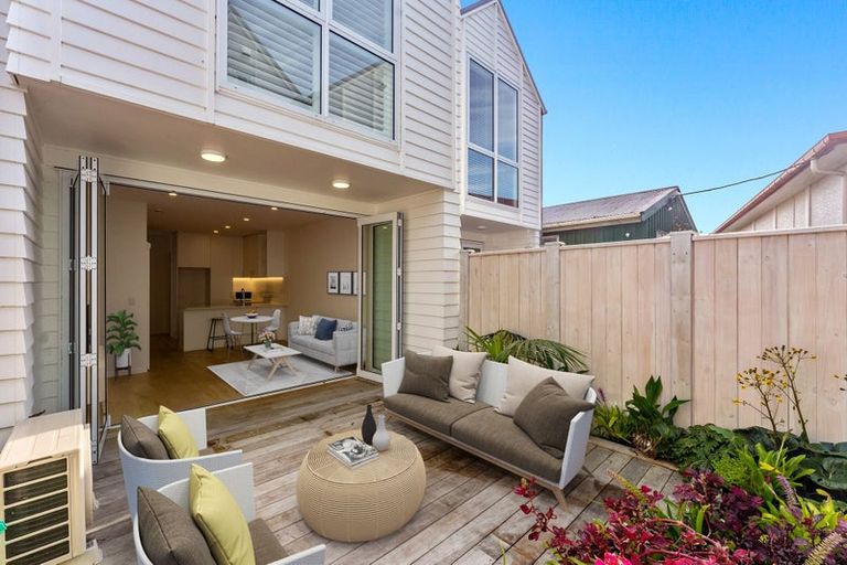 Photo of property in 12 Titoki Close, Matakana, 0985