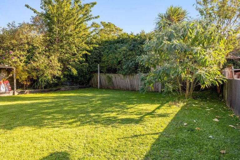 Photo of property in 84 Pioneer Road, Moturoa, New Plymouth, 4310