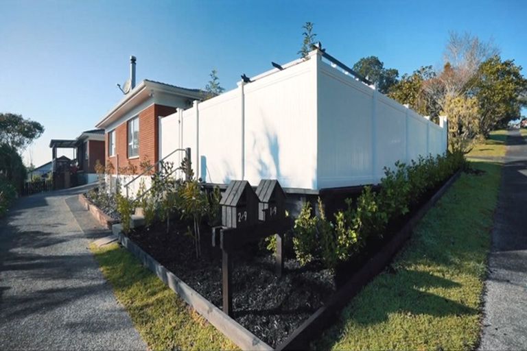 Photo of property in 2/9 Paruru Avenue, Northcote, Auckland, 0627
