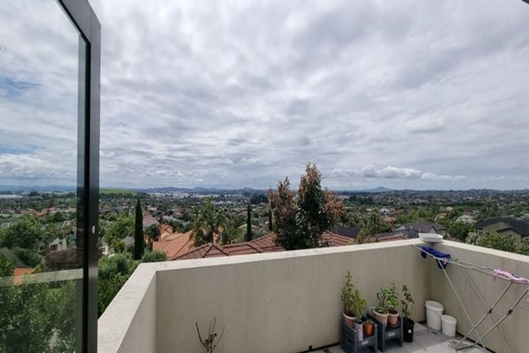 Photo of property in 16 Mangerton Lane, East Tamaki Heights, Auckland, 2016
