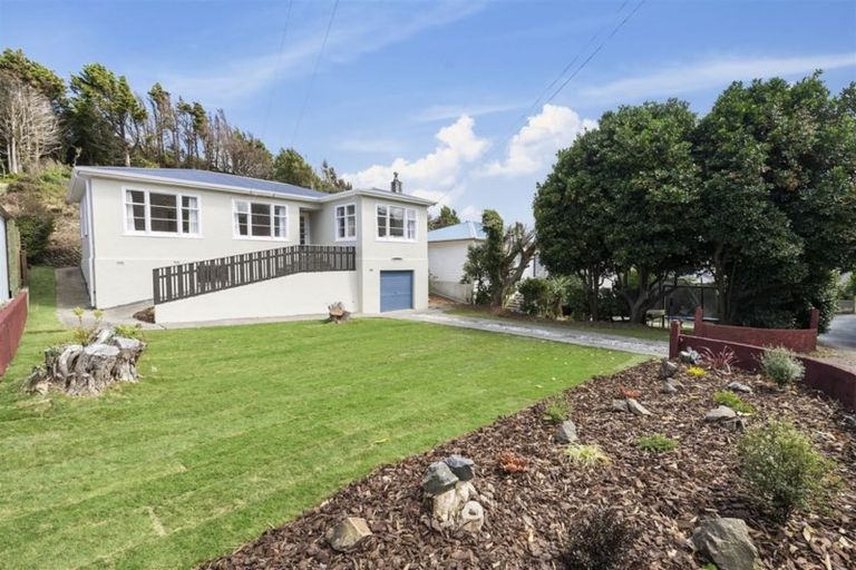 Photo of property in 36 Miles Crescent, Newlands, Wellington, 6037