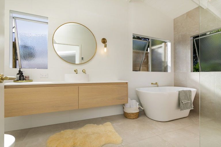 Photo of property in 5 Ngatira Road, Muriwai, Waimauku, 0881