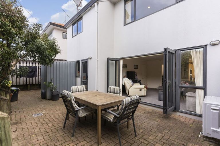 Photo of property in 3/102 Greenhithe Road, Greenhithe, Auckland, 0632