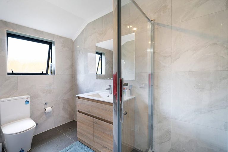 Photo of property in 18 Plumstead Rise, Glen Eden, Auckland, 0602