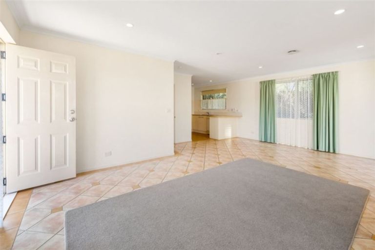 Photo of property in 28 View Ridge Drive, Ranui, Auckland, 0612