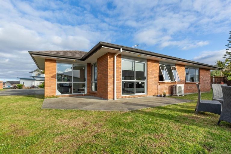 Photo of property in 16 Mcwhirters Farm Lane, Massey, Auckland, 0614