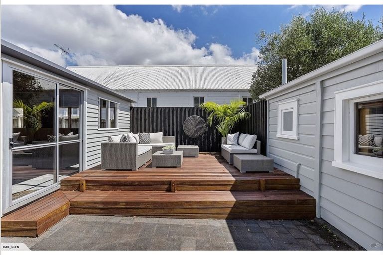 Photo of property in 12 Rodney Road, Northcote Point, Auckland, 0627