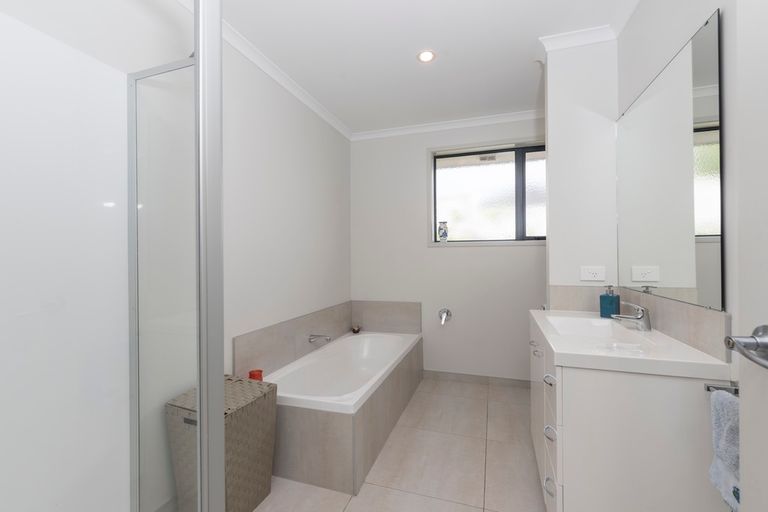 Photo of property in 13 Mcgowan Rise, Tuakau, 2121