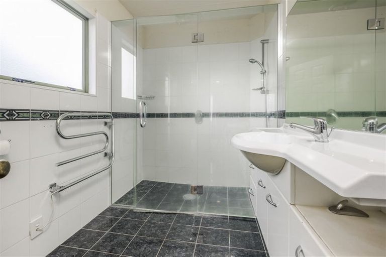 Photo of property in 5a Grimshaw Place, Henderson, Auckland, 0612