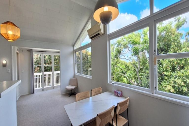 Photo of property in 1/156 Carlisle Road, Northcross, Auckland, 0632