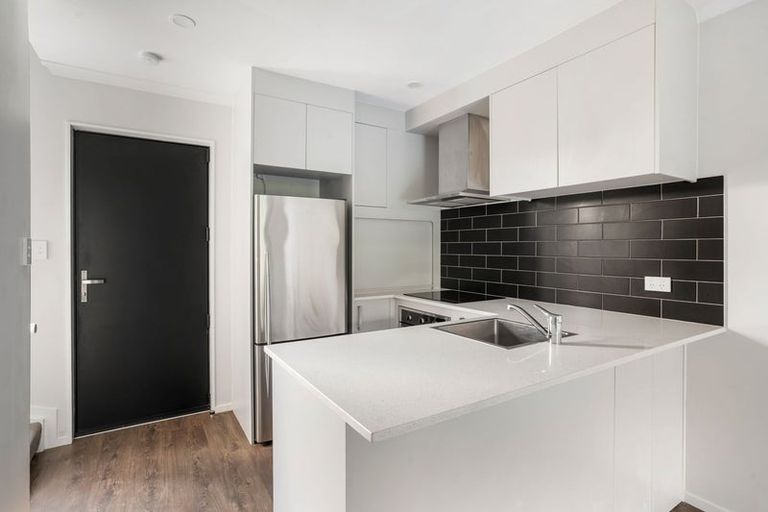 Photo of property in 6 Wharara Lane, Massey, Auckland, 0614