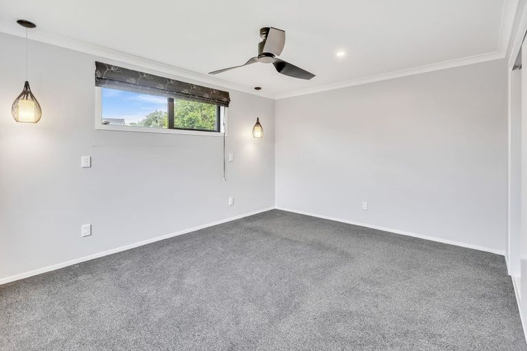 Photo of property in 2/16 Hillcrest Avenue, Hillcrest, Auckland, 0627