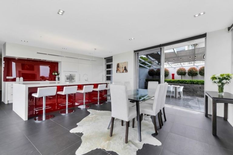 Photo of property in 7 Karemoana Drive, Te Atatu Peninsula, Auckland, 0610