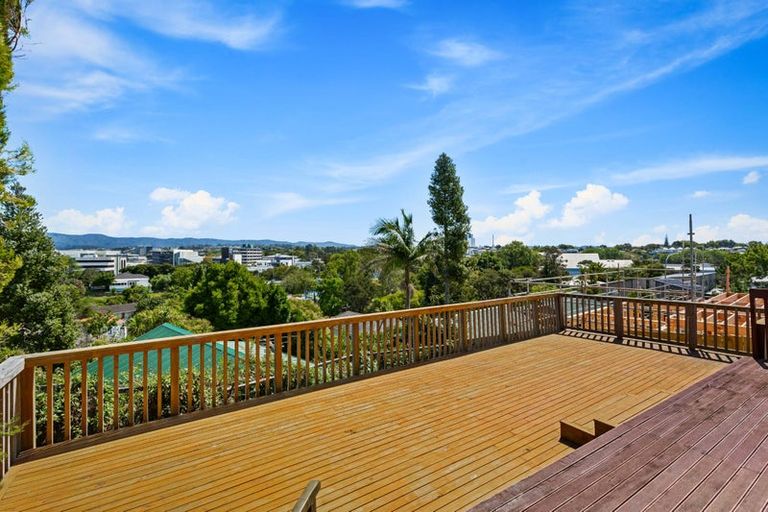 Photo of property in 35e Edmonton Road, Henderson, Auckland, 0612