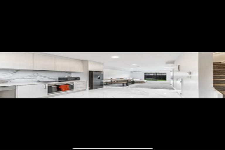 Photo of property in 5/3 Beach Road, Te Atatu Peninsula, 0610