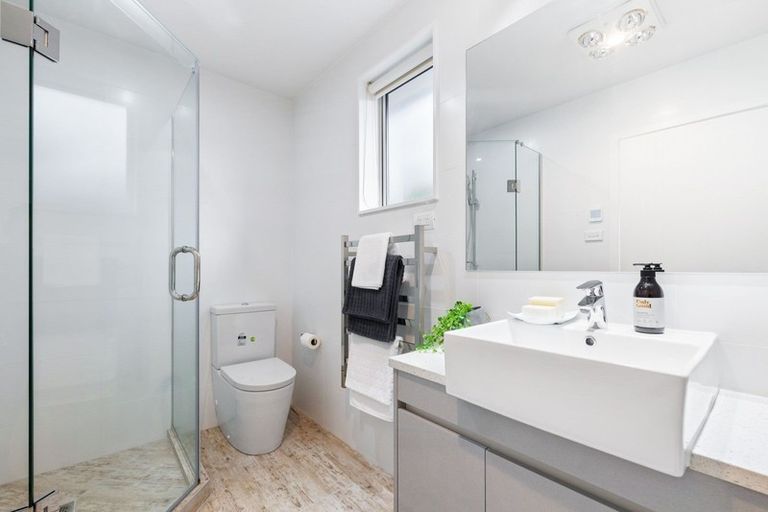 Photo of property in 16 Para Close, Fairview Heights, Auckland, 0632