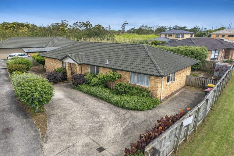 Photo of property in 17 Aitkenhead Court, Parakai, 0830