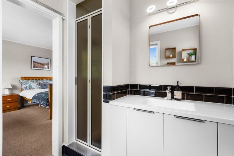 Photo of property in 9 Neeve Place, Taradale, Napier, 4112