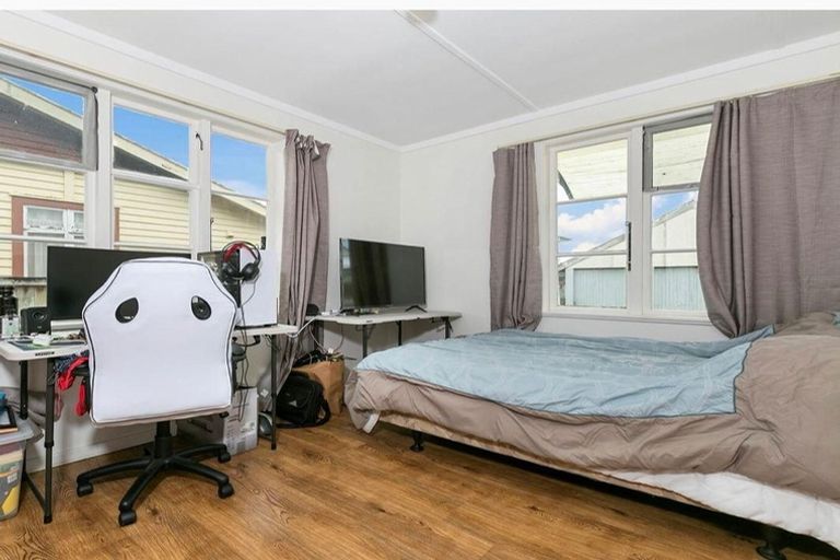 Photo of property in 3154 Great North Road, New Lynn, Auckland, 0600