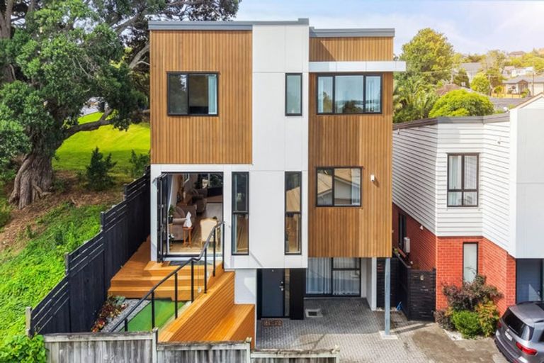 Photo of property in 9e Glenfern Road, Mellons Bay, Auckland, 2014