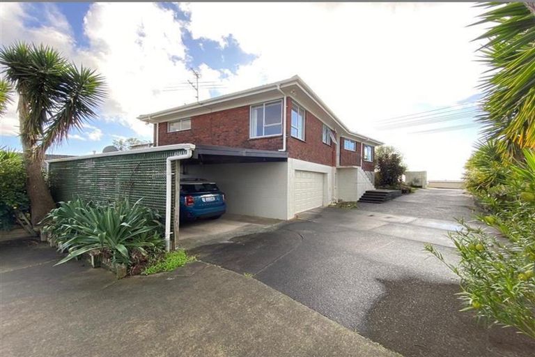 Photo of property in 2/96 Sunset Road, Unsworth Heights, Auckland, 0632
