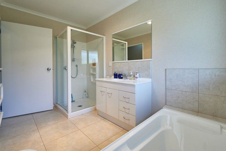 Photo of property in 47 Parnell Heights Drive, Kelvin Grove, Palmerston North, 4414