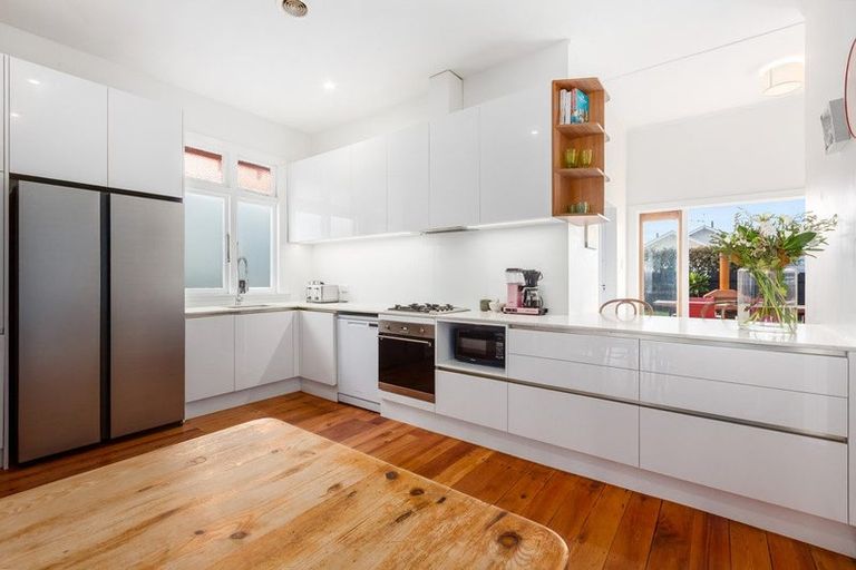 Photo of property in 137 Onepu Road, Lyall Bay, Wellington, 6022