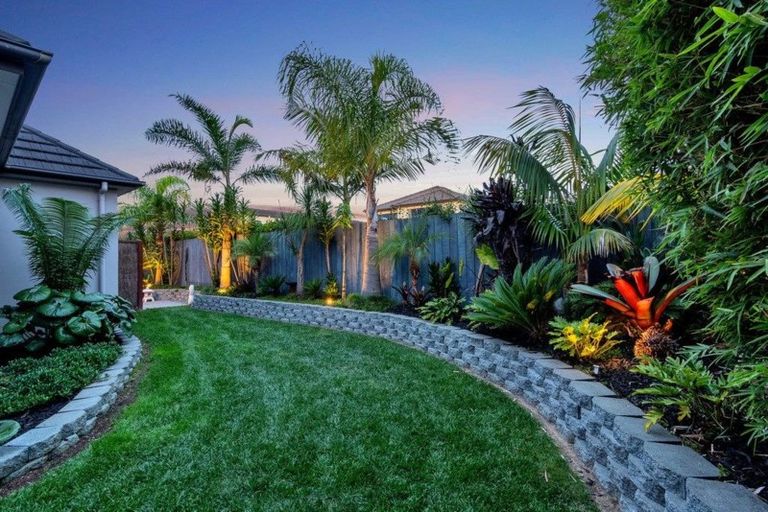 Photo of property in 12 Corsica Way, Karaka, Papakura, 2113