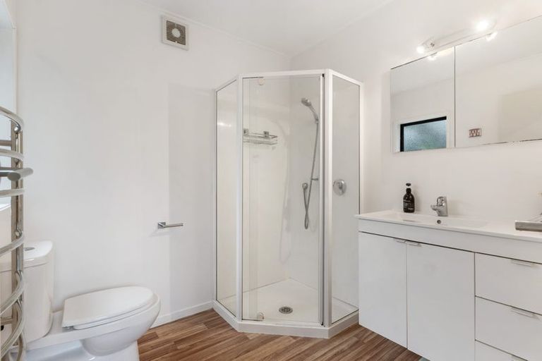 Photo of property in 2/26 Colonial Road, Birkenhead, Auckland, 0626