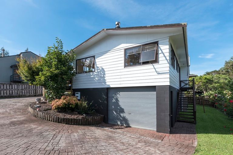 Photo of property in 40 Pokapu Street, Titirangi, Auckland, 0600