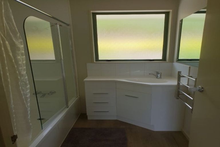 Photo of property in 17 Makiri Street, Helensville, 0800