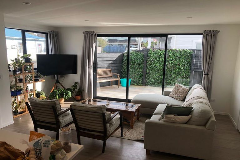 Photo of property in 1/10 Palm Grove, Berhampore, Wellington, 6023