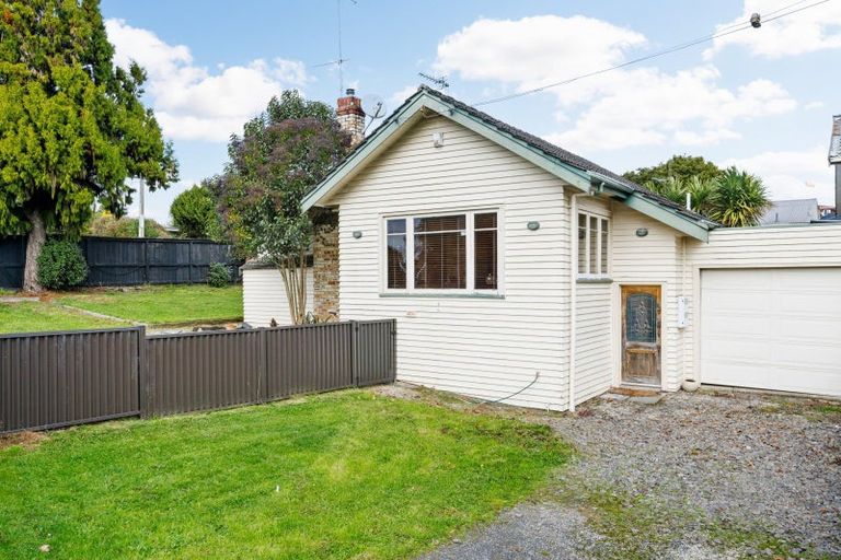 Photo of property in 32 Forest Lake Road, Forest Lake, Hamilton, 3200