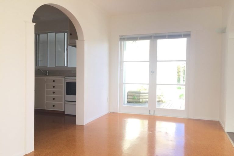 Photo of property in 12 Bridgens Avenue, Te Atatu Peninsula, Auckland, 0610