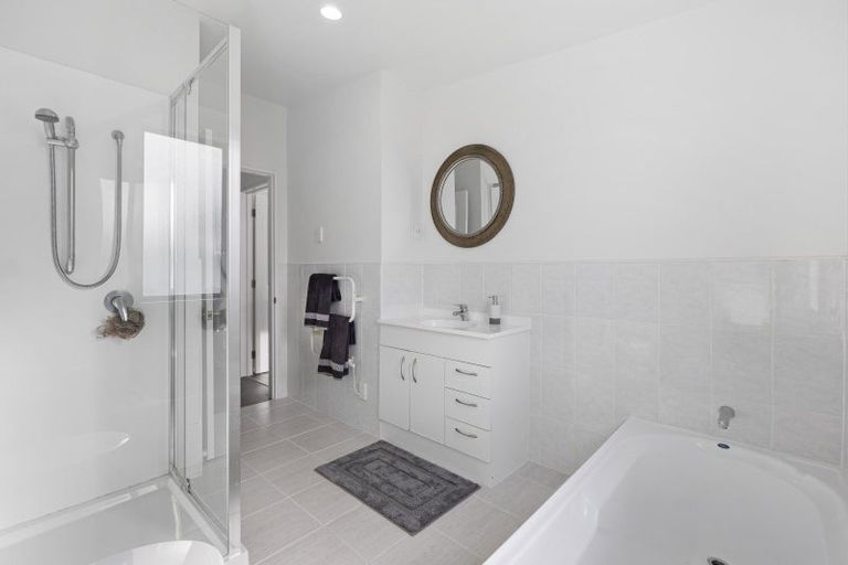 Photo of property in 27/3 Hulme Place, Henderson, Auckland, 0612