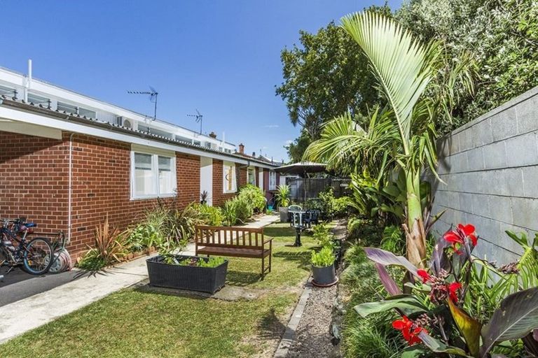 Photo of property in 4/6 North Avenue, Narrow Neck, Auckland, 0624