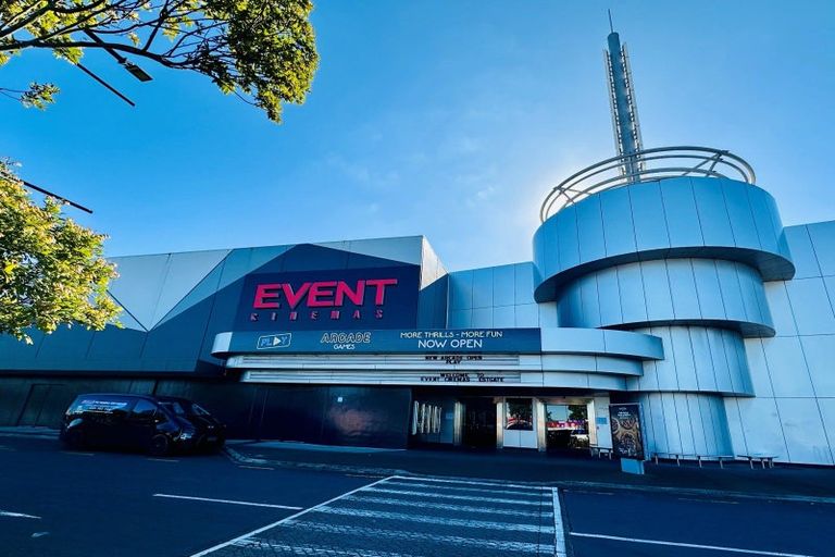 Photo of property in 13 Helleur Road, Massey, Auckland, 0614