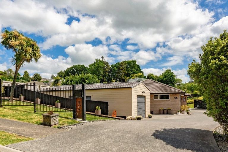 Photo of property in 16 Gavinike Place, Waimauku, 0812
