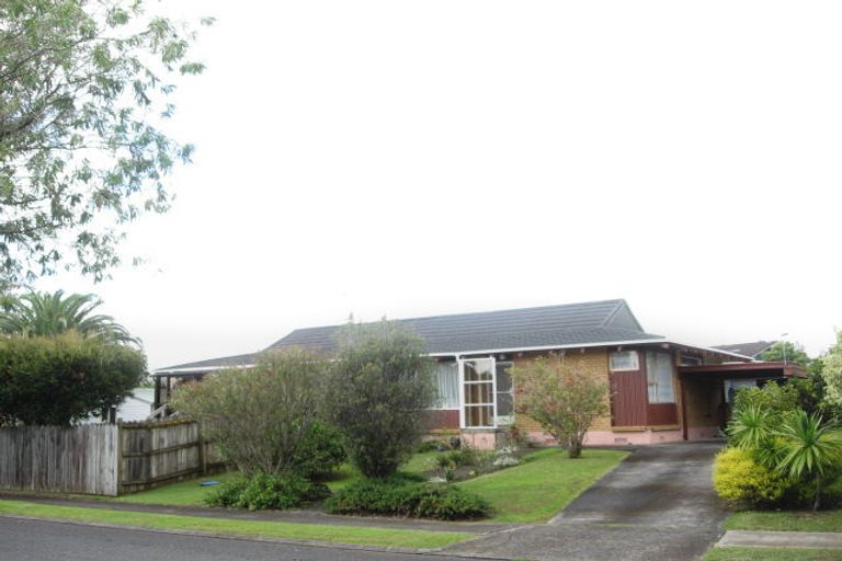 Photo of property in 2/2 Lynley Place, Pakuranga Heights, Auckland, 2010