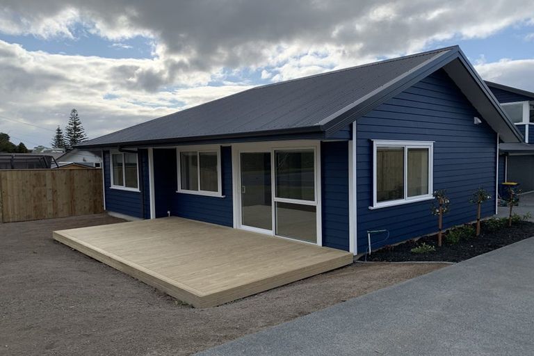 Photo of property in 24 Rewarewa Road, Te Atatu Peninsula, Auckland, 0610