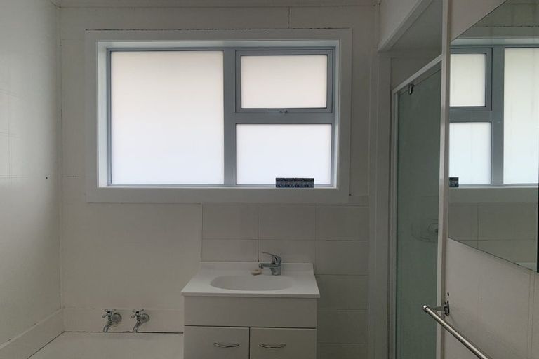 Photo of property in 1/204 Sturges Road, Henderson, Auckland, 0612